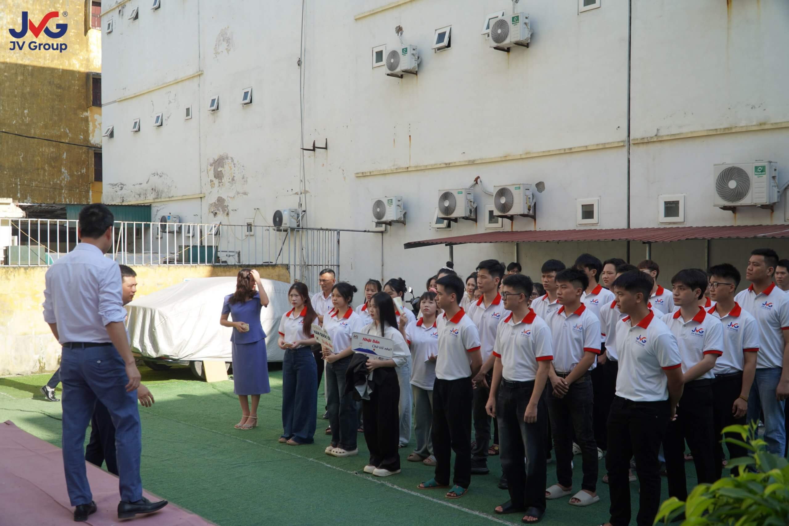 Ban lãnh đạo trung tâm du học quốc tế JVGroup phát biểu dặn dò tân du học sinh.