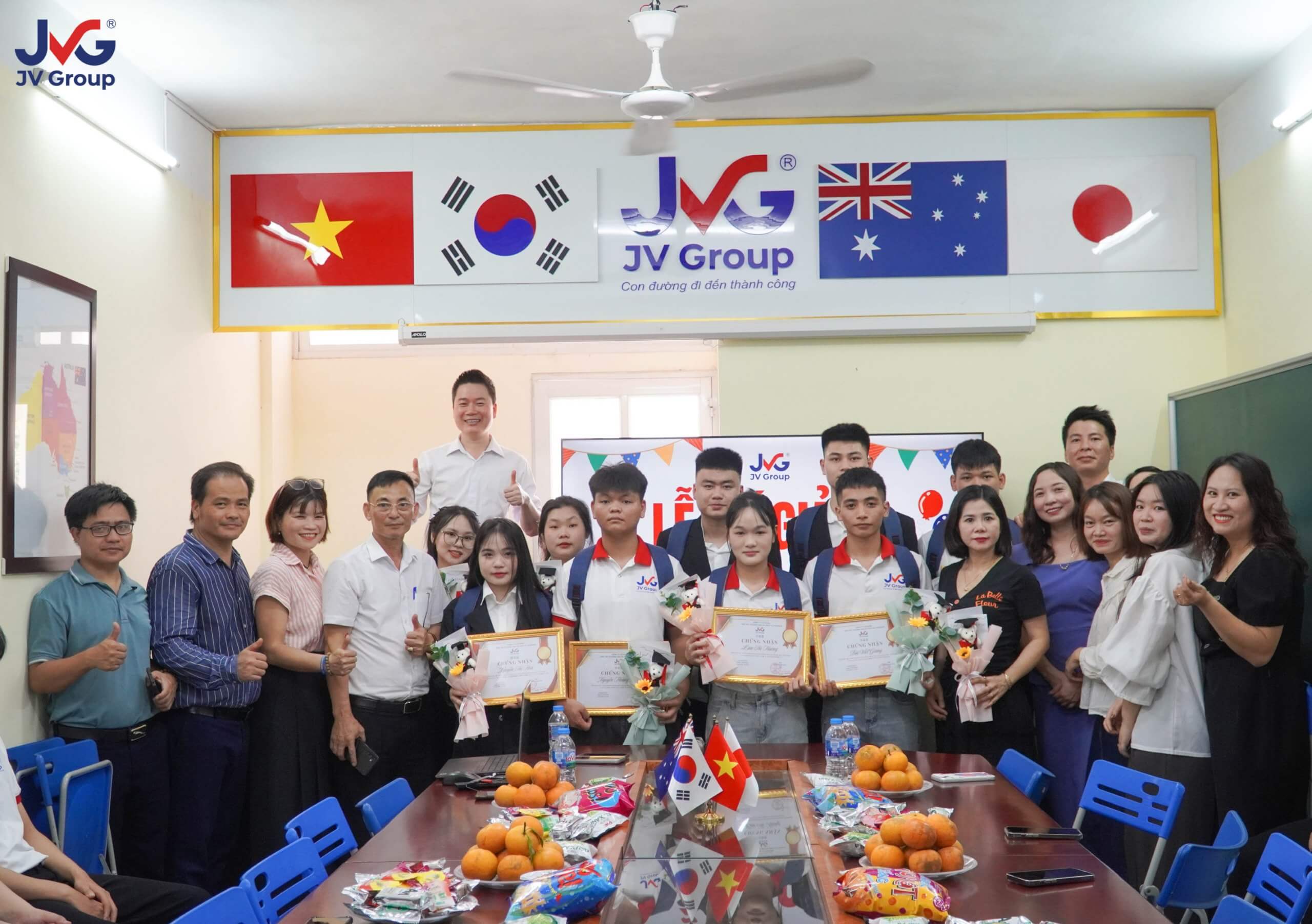 Học viên kỳ bay tháng 6 tháng 7 nhận bằng chứng nhận tốt nghiệp tại trung tâm du học JVGroup.