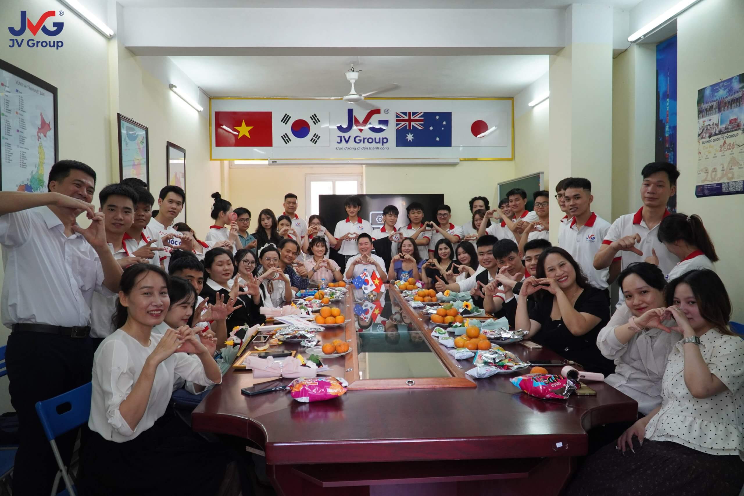 Tập thể giáo viên và tân du học sinh Nhật Bản Hàn Quốc chụp ảnh kỷ niệm tại lễ bế giảng JVGroup.