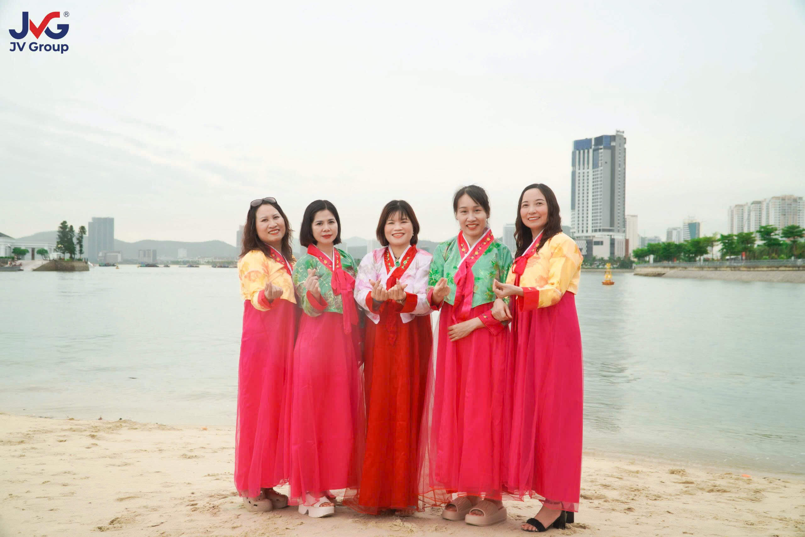 Chuyến du lịch Hạ Long rực rỡ sắc màu, trọn vẹn niềm vui