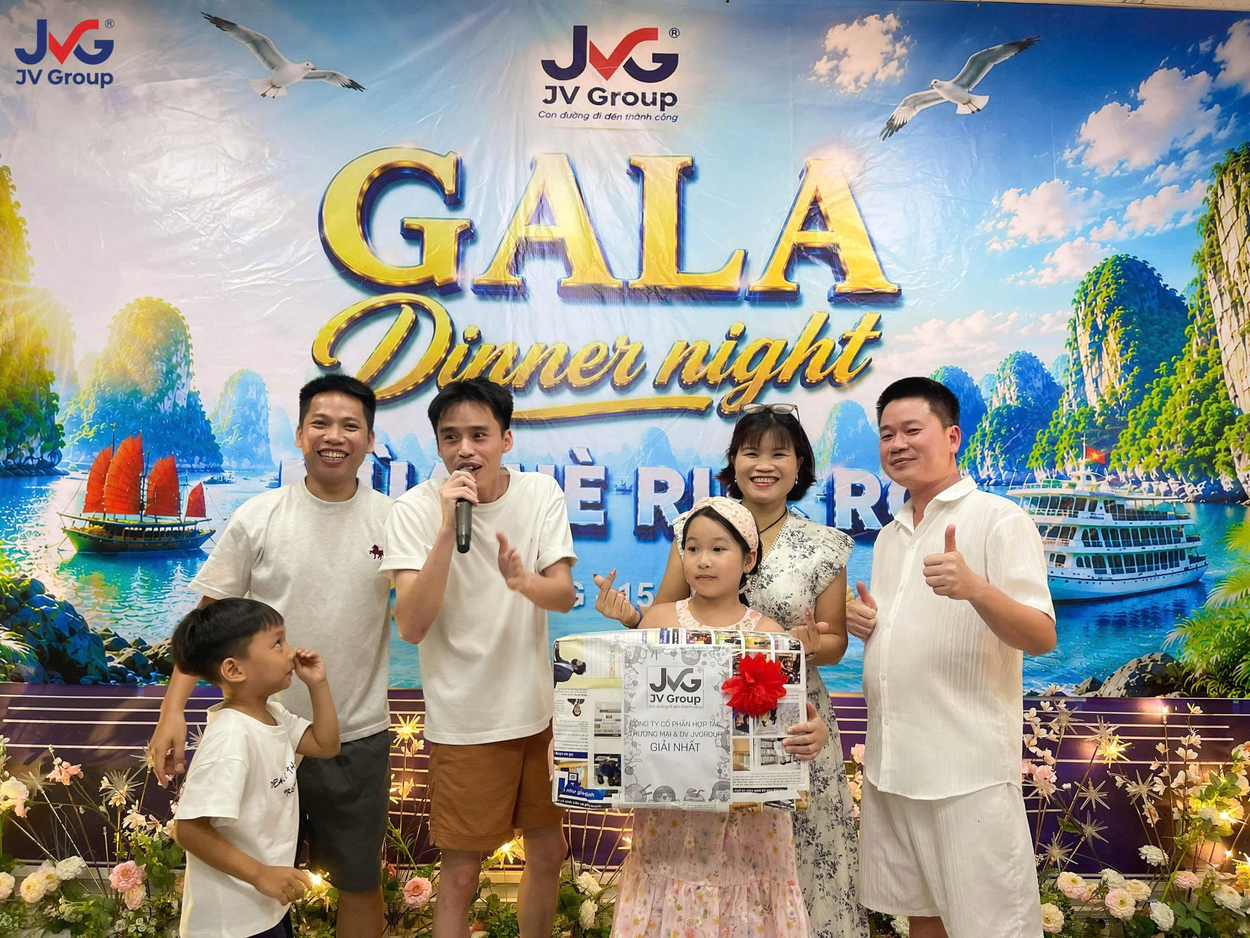 Trao giải minigame Gala Dinner tại hành trình du lịch Hạ Long 2026