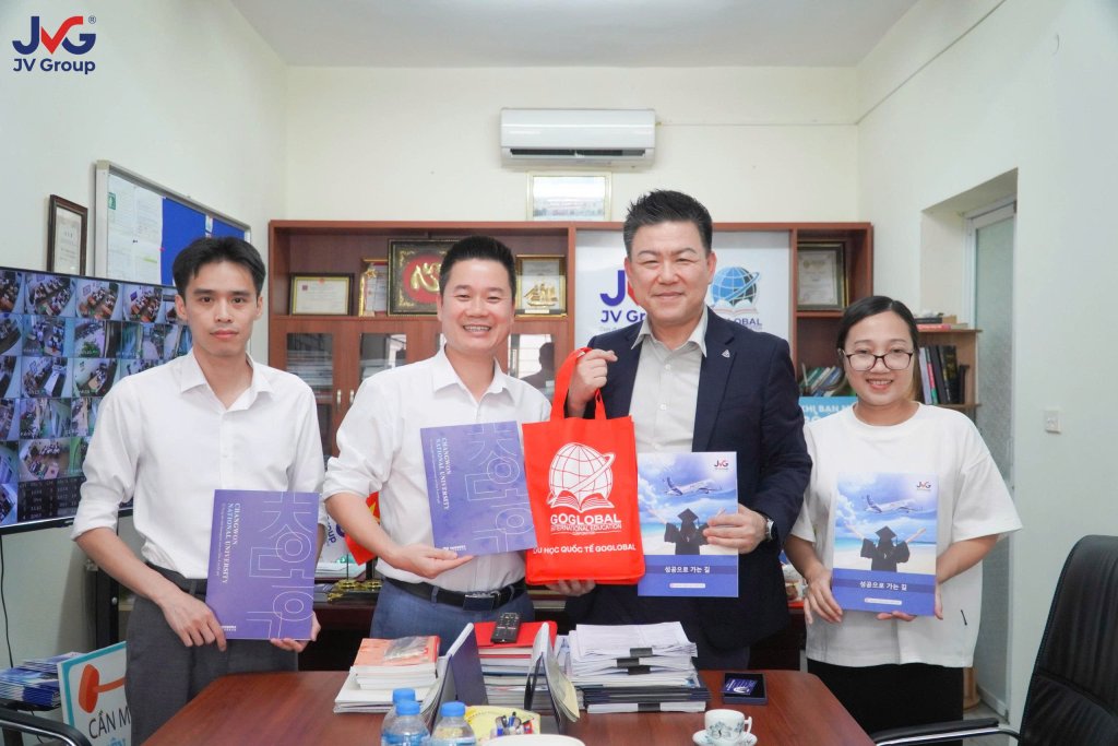 Ban lãnh đạo JVGroup tặng hoa và chụp ảnh lưu niệm cùng Đại diện Trường Đại học Quốc gia Changwon