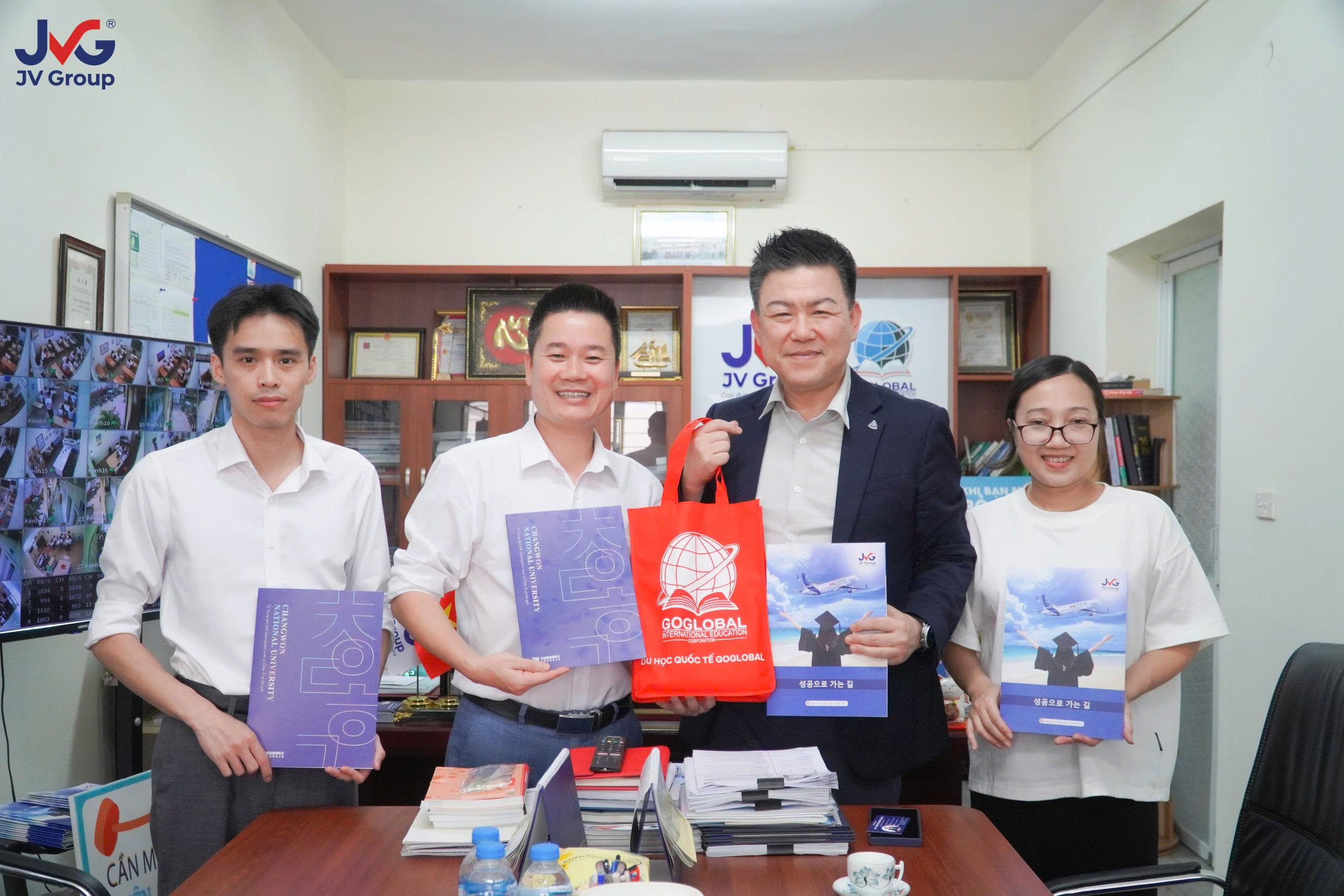 Ban lãnh đạo JVGroup tặng hoa và chụp ảnh lưu niệm cùng Đại diện Trường Đại học Quốc gia Changwon