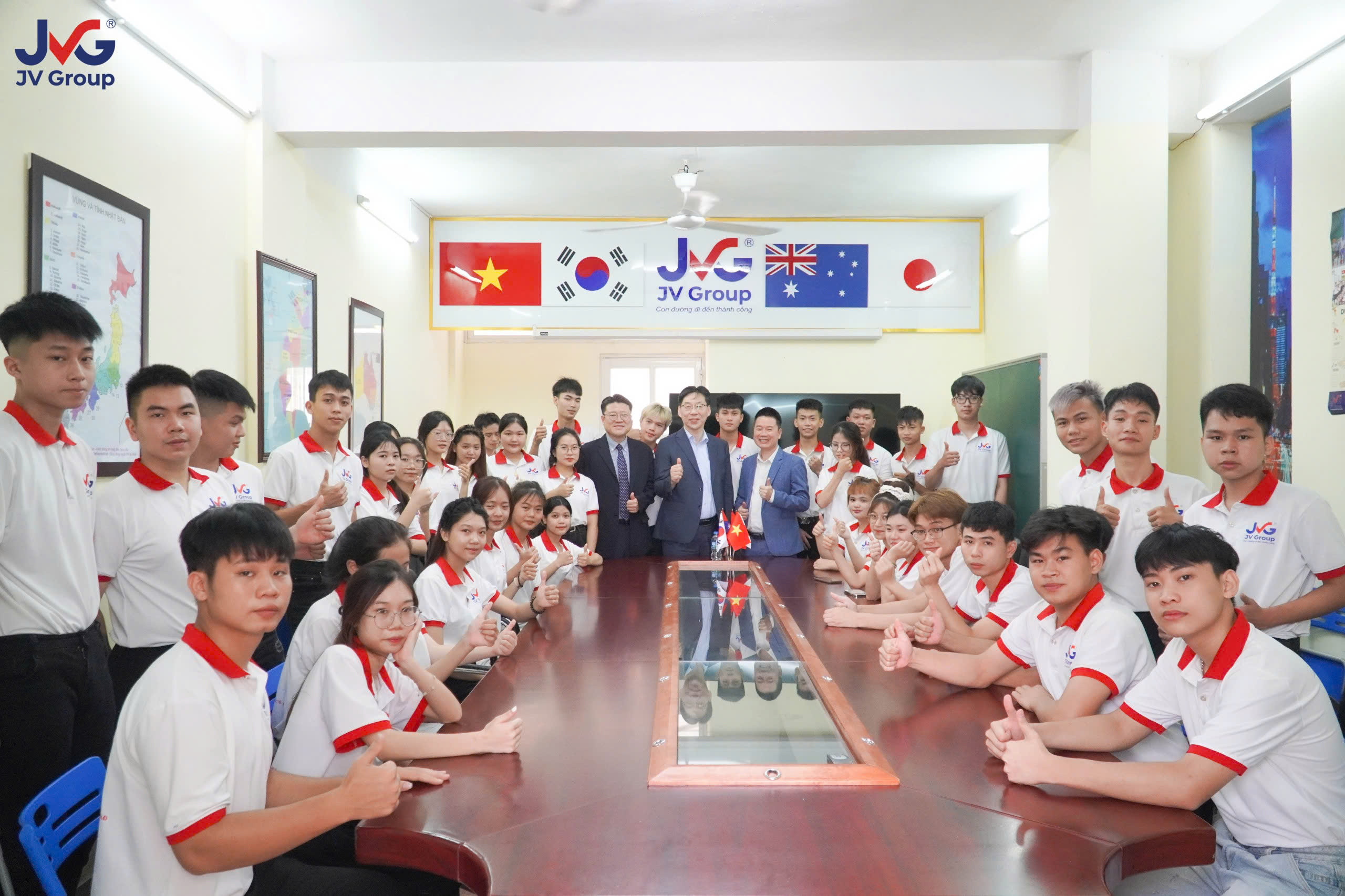 Ban lãnh đạo JVGroup và học viên JVgroup cùng với đại diện từ trường Đại học Seojeong