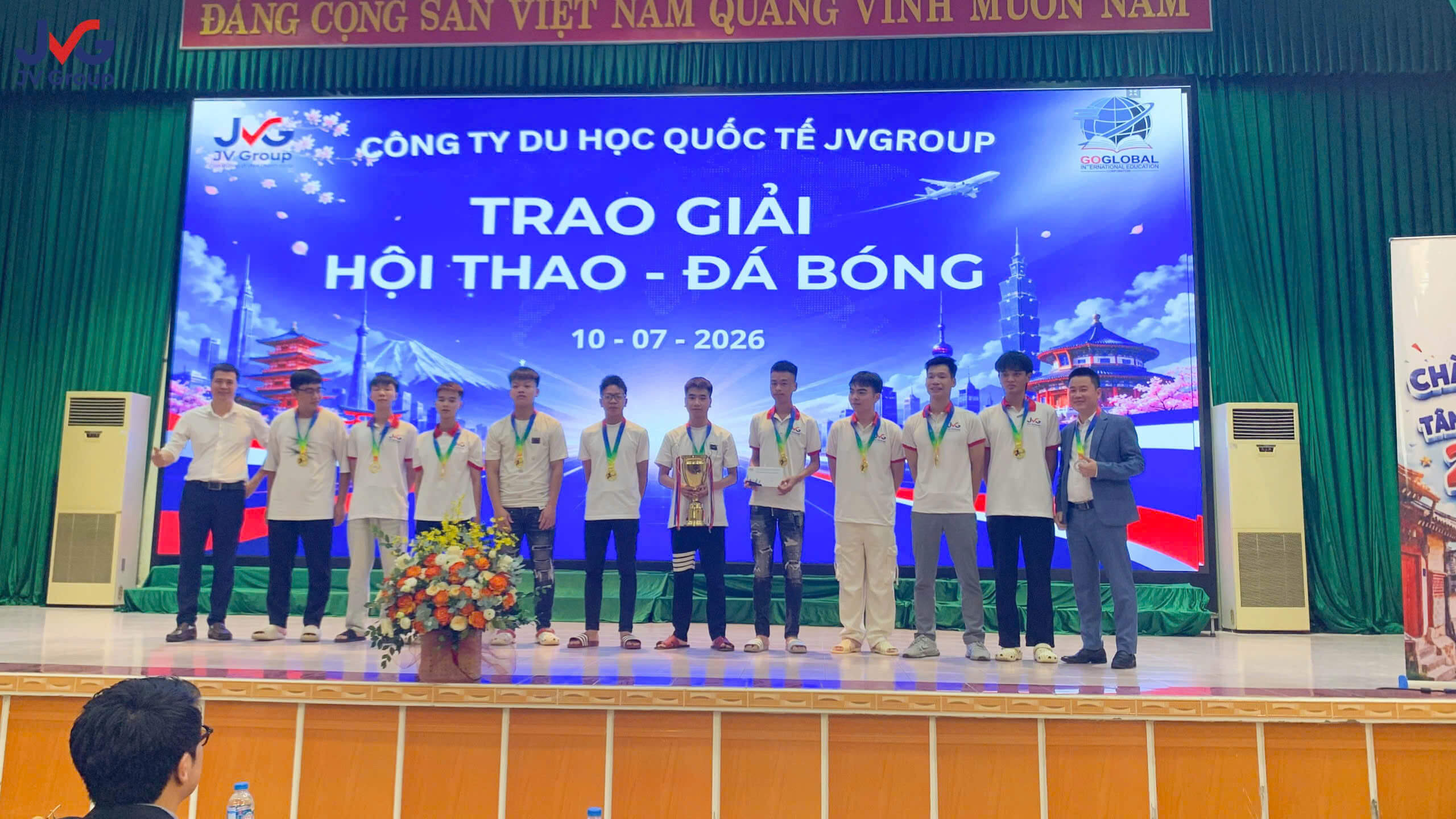 Ban lãnh đạo trao cúp và huy chương cho đội bóng đạt giải Vô địch tại JVGroup Cup 2026