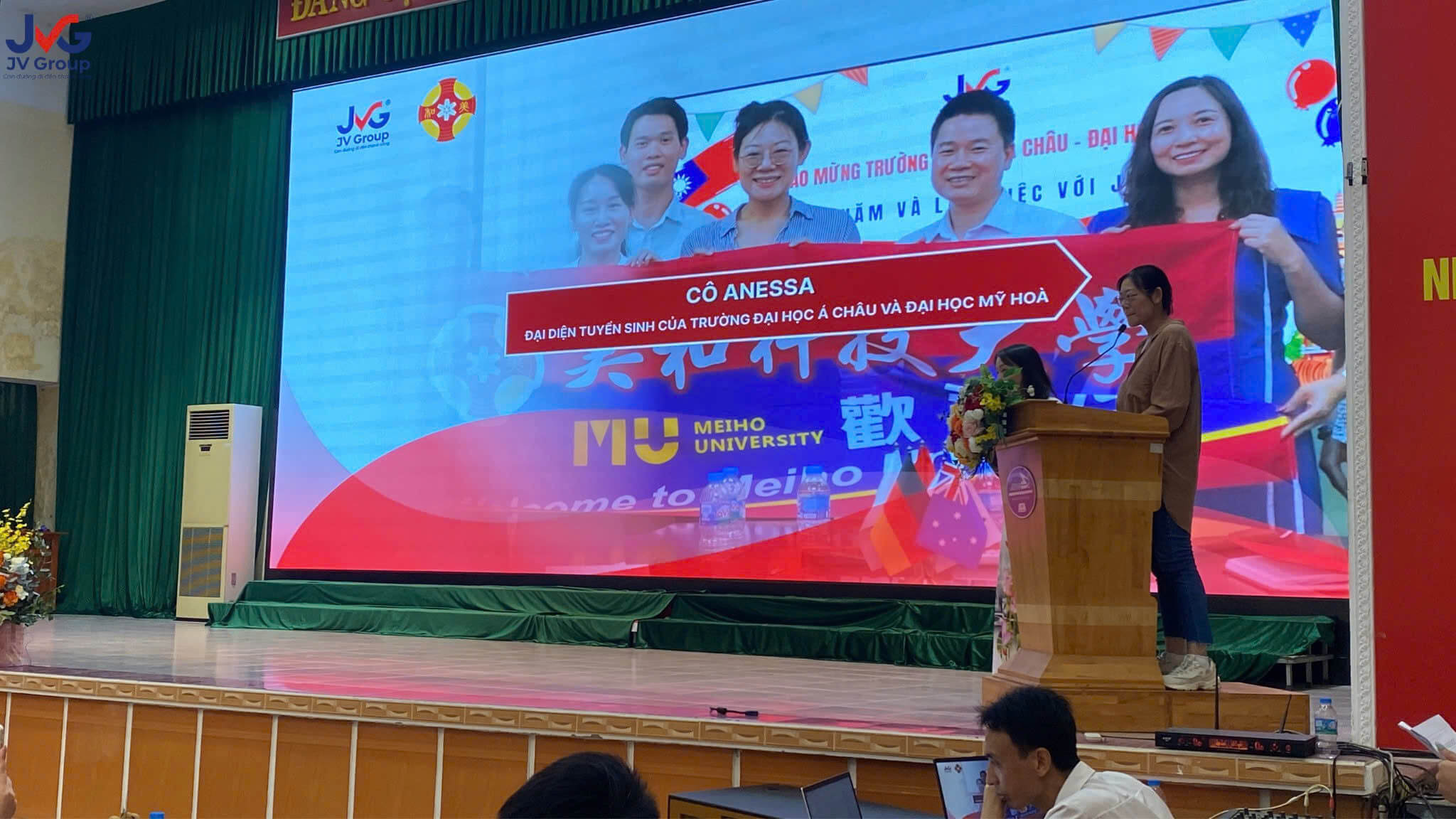 Cô Anessa gửi lời động viên đến các bạn học viên tại lễ khai giảng JVGroup tháng 7/2026