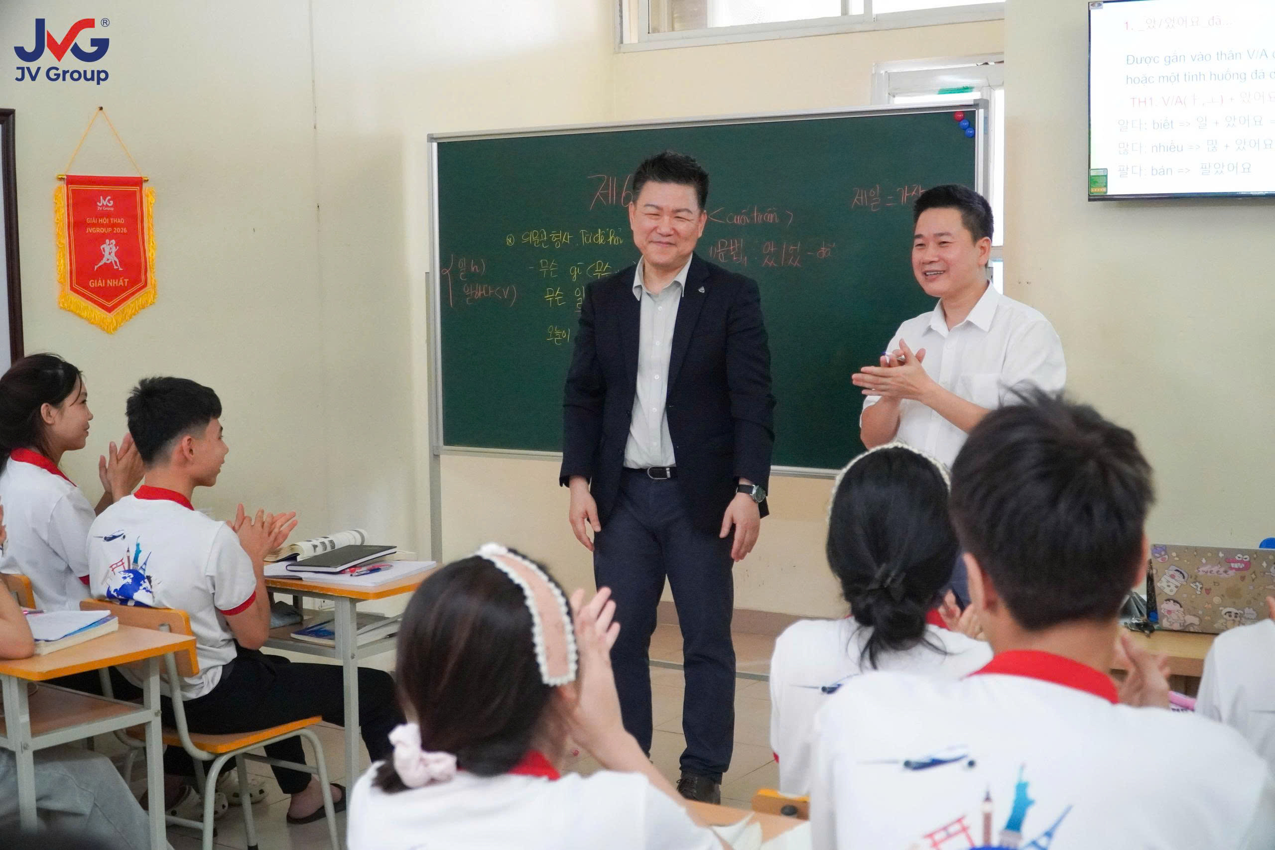 Đại diện Đại học Quốc gia Changwon vui vẻ trao đổi và trả lời câu hỏi của các bạn học viên JVGroup