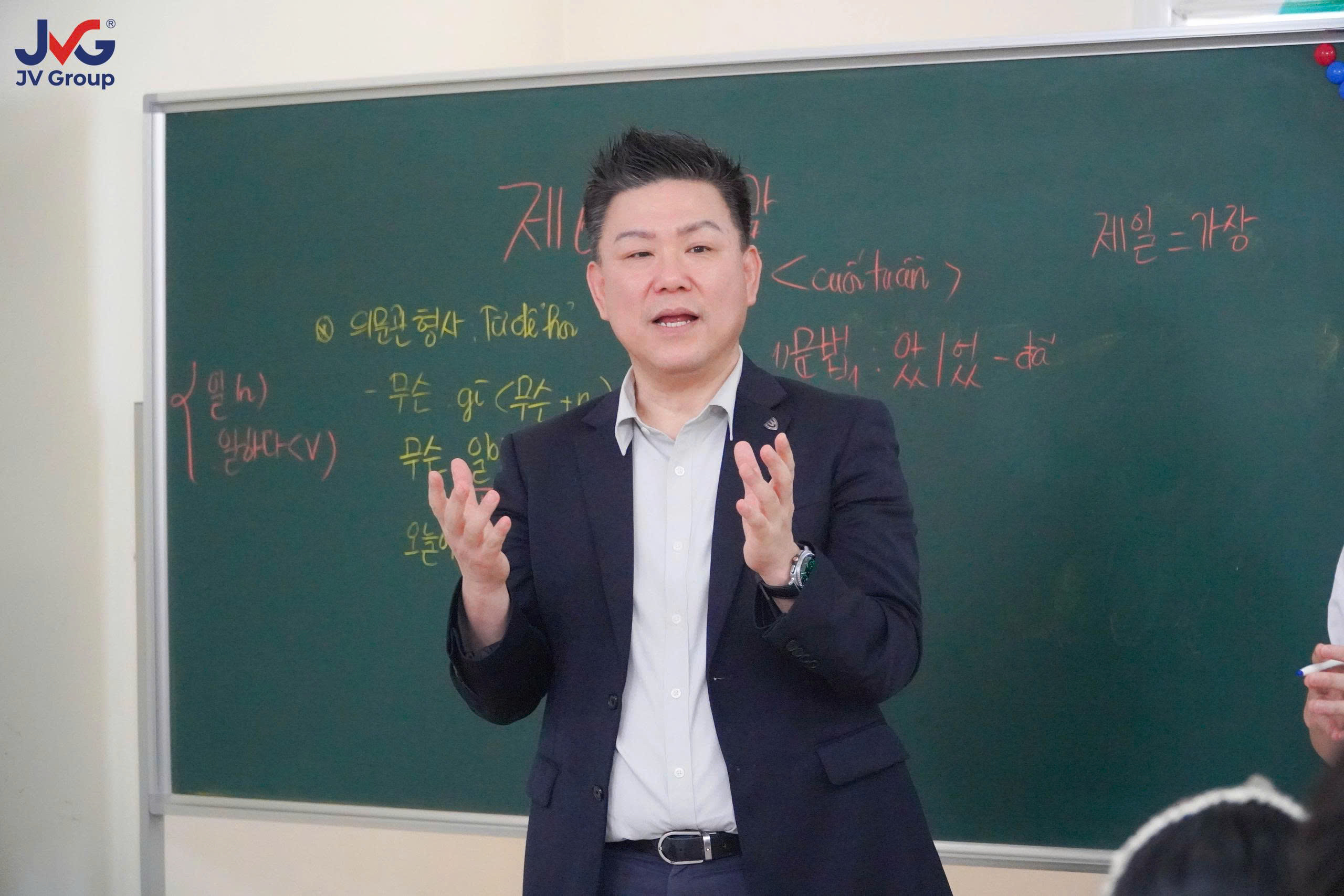 Đại diện Đại học Quốc gia Changwon vui vẻ trao đổi và trả lời câu hỏi của các bạn học viên JVGroup