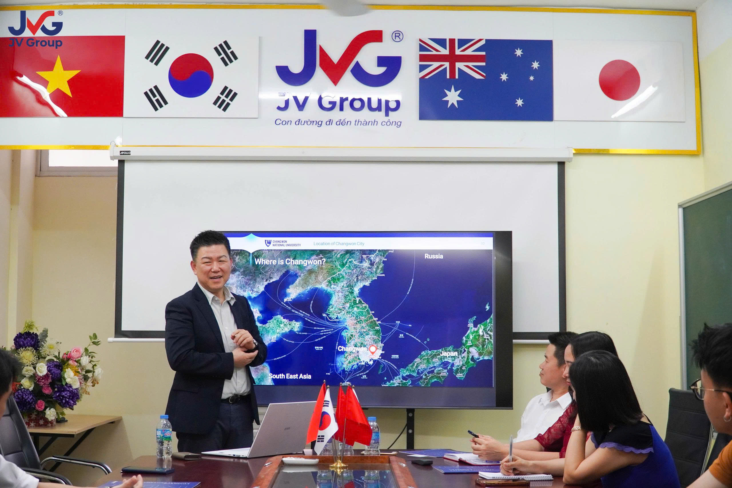 Đại diện Trường Changwon trình bày chi tiết các chương trình học bổng tại hội trường JVGroup