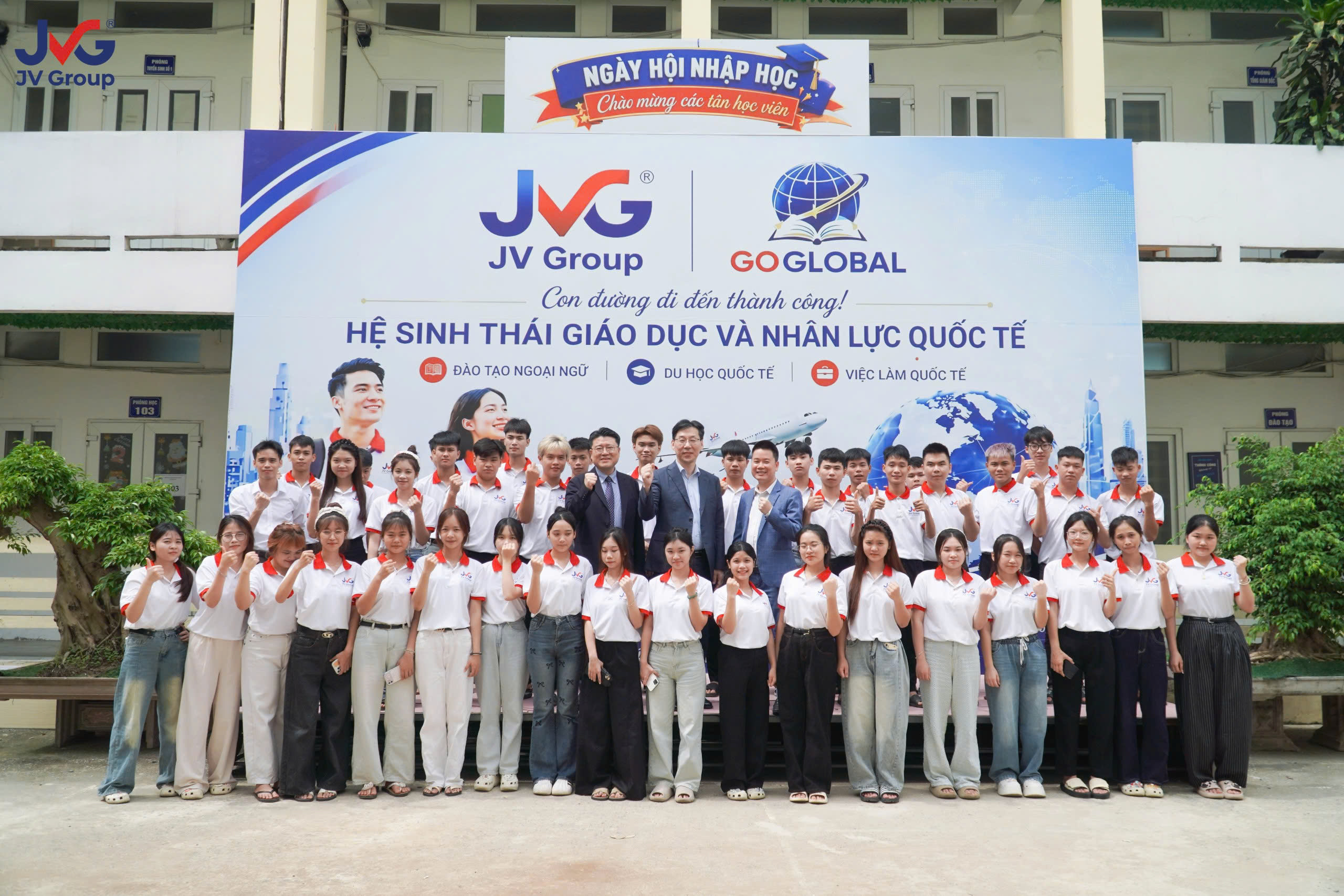 Ban lãnh đạo JVGroup và học viên JVgroup cùng với đại diện từ trường Đại học Seojeong