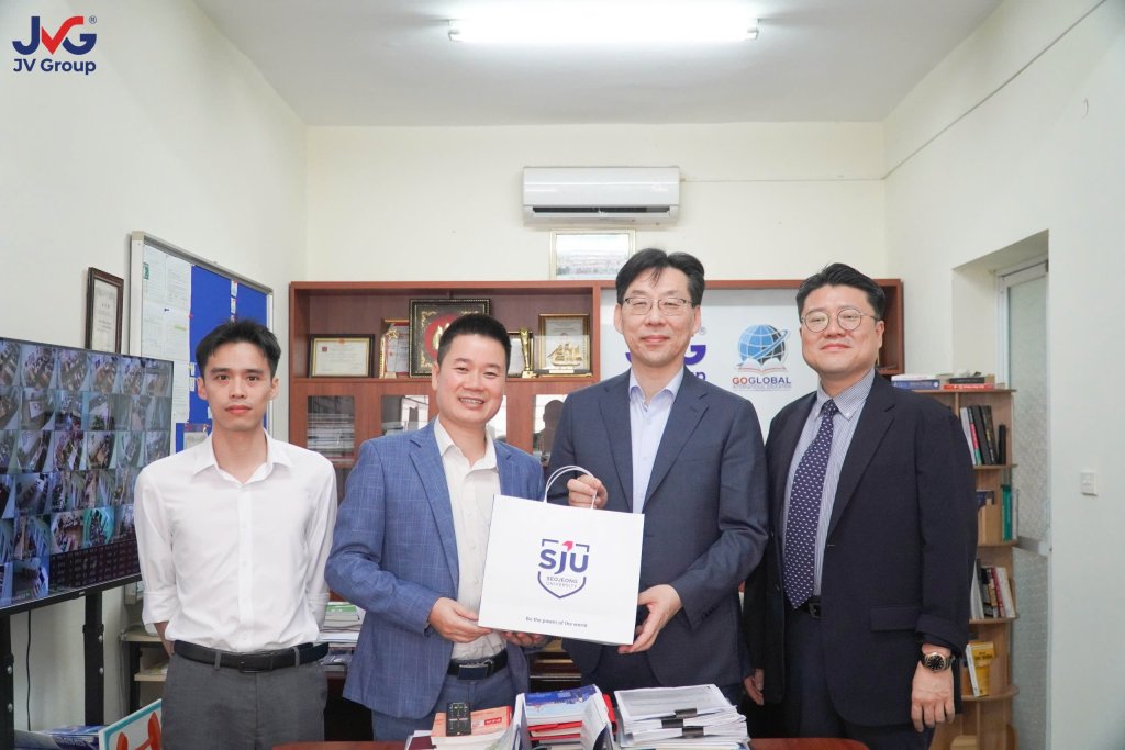 Chủ tịch Nguyễn Minh Thằng và CBTS JVGroup cùng Đại diện trường Đại học Seojeong tại buổi làm việc