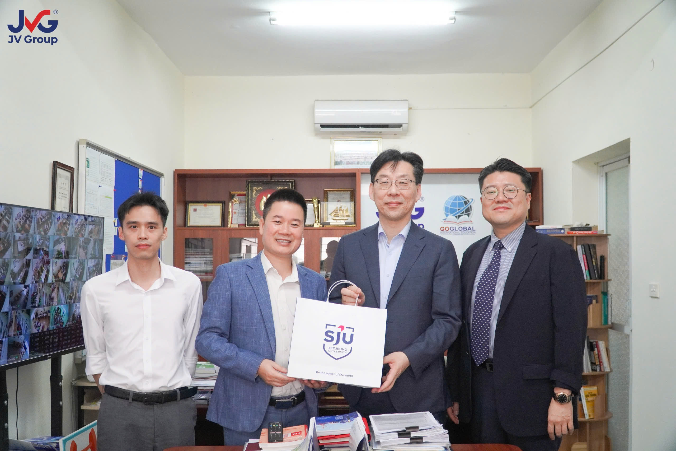 Chủ tịch Nguyễn Minh Thằng và CBTS JVGroup cùng Đại diện trường Đại học Seojeong tại buổi làm việc