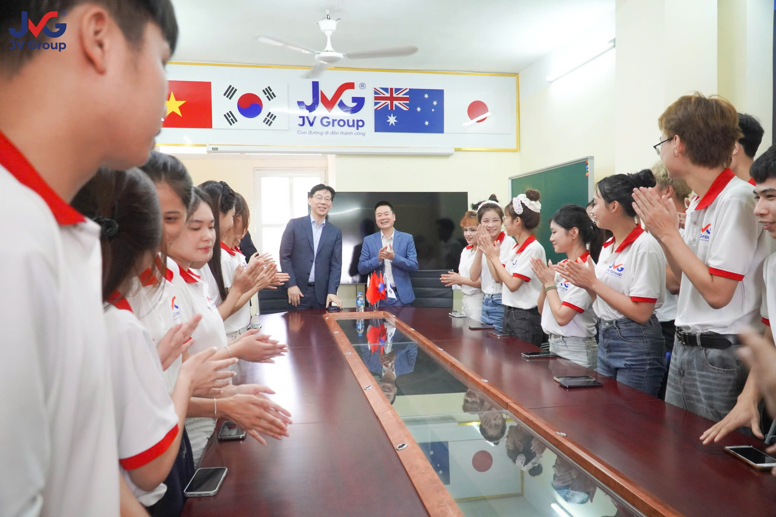 Học viên tại JVGroup đã có buổi gặp gỡ, giao lưu với đại diện trường Đại học Seojeong