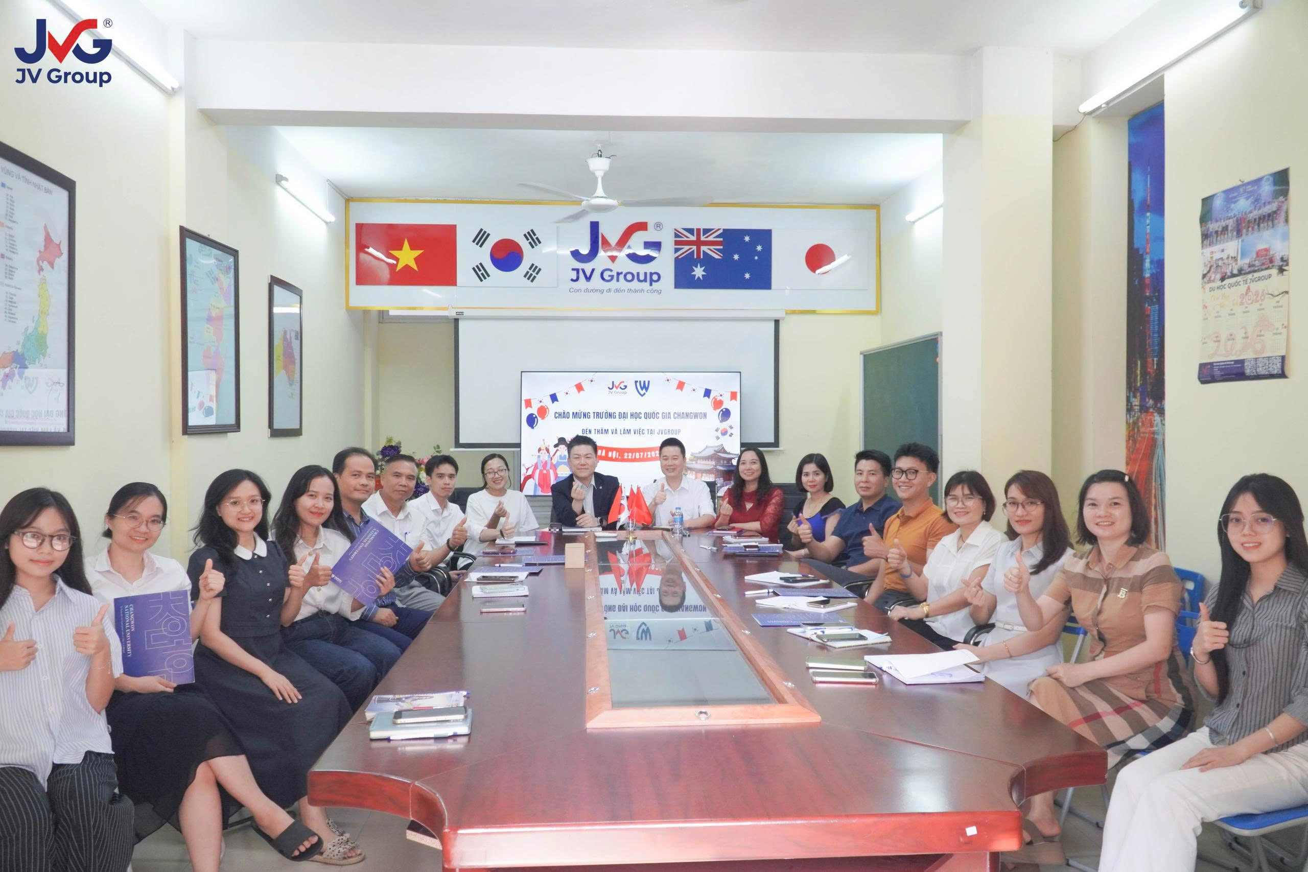 JVGroup chụp ảnh kỷ niệm cùng Đoàn đại diện Trường Đại học Quốc gia Changwon