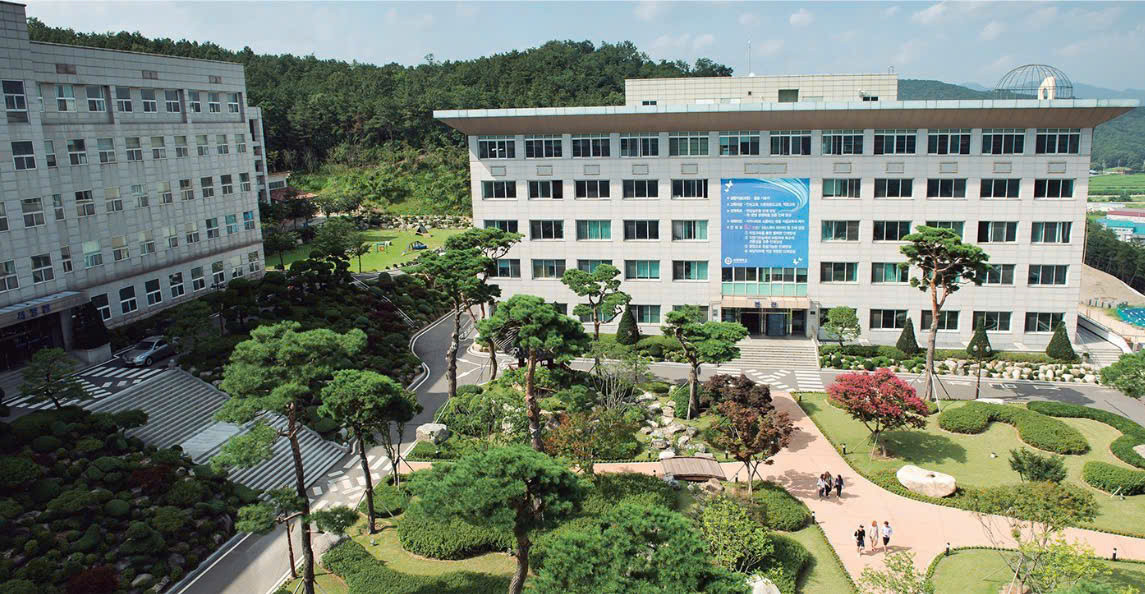 Khuôn viên hiện đại và phòng thực hành chuẩn quốc tế của trường Đại học Seojeong