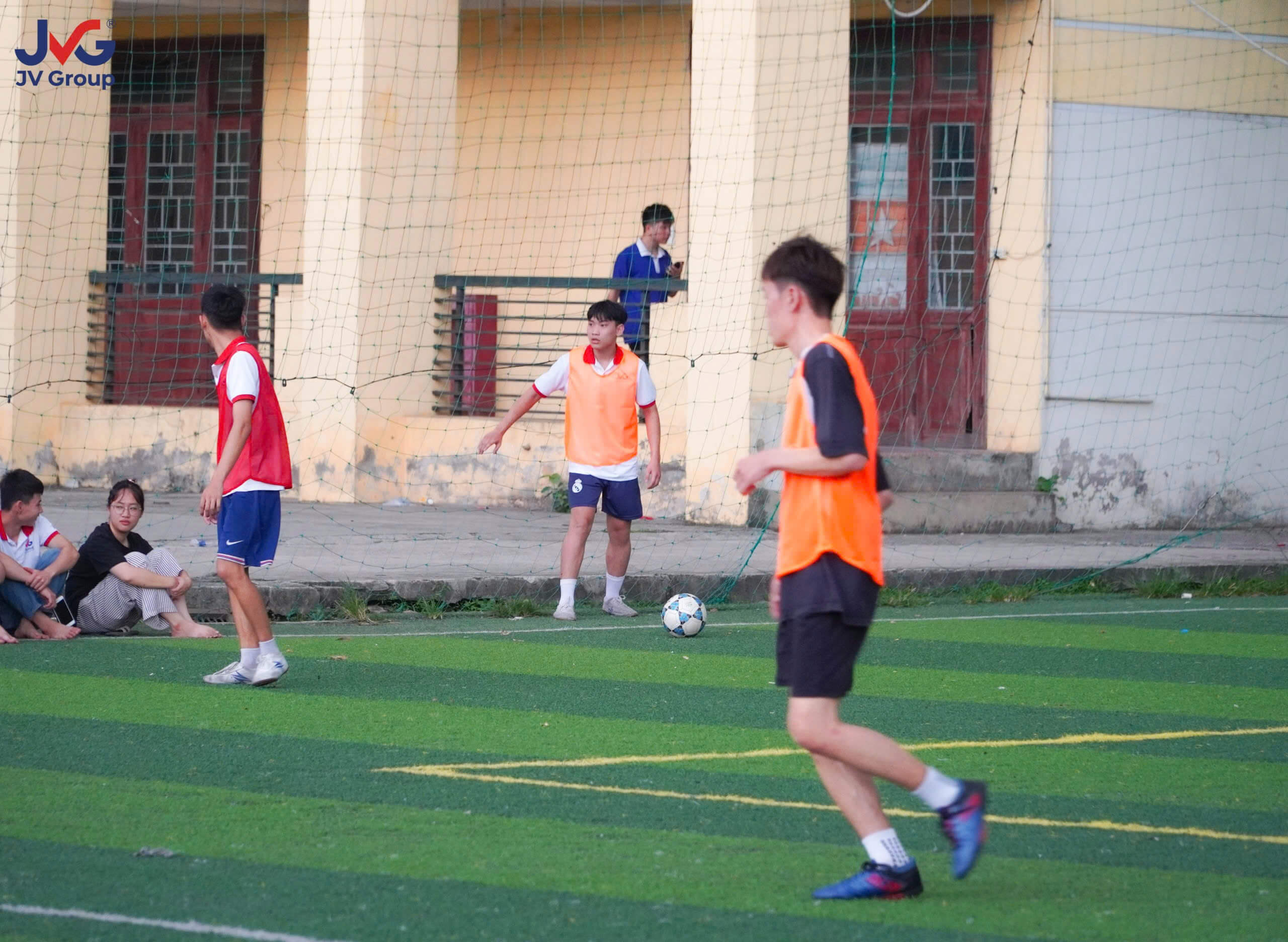 Pha tranh chấp bóng kịch tính trong trận bán kết giải bóng đá JVGroup Cup 2026
