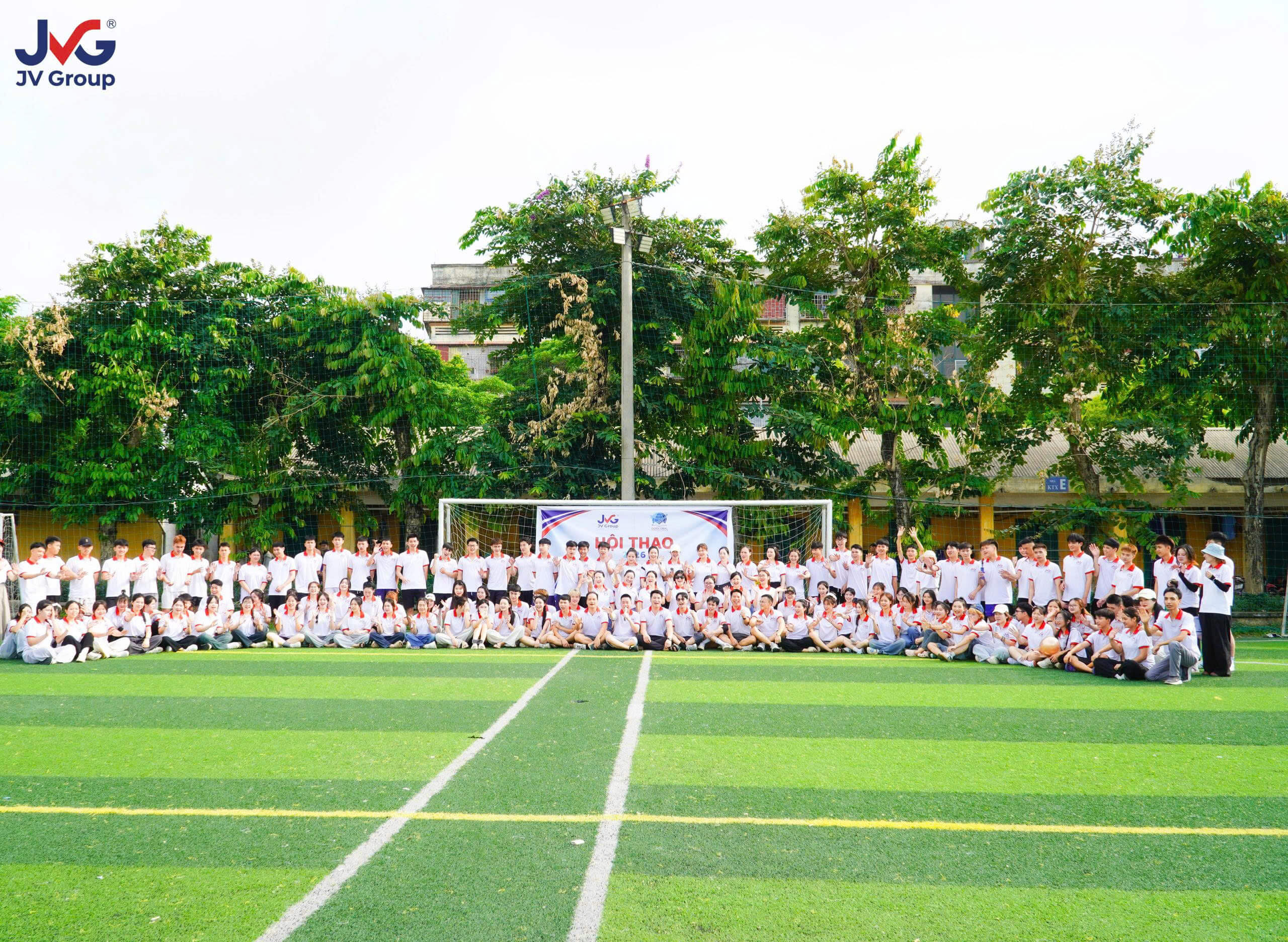 Hình ảnh tập thể cán bộ nhân viên JVGroup cùng các bạn học viên chụp ảnh tại sân bóng, khai mạc ngày hội thao JVGroup Cup