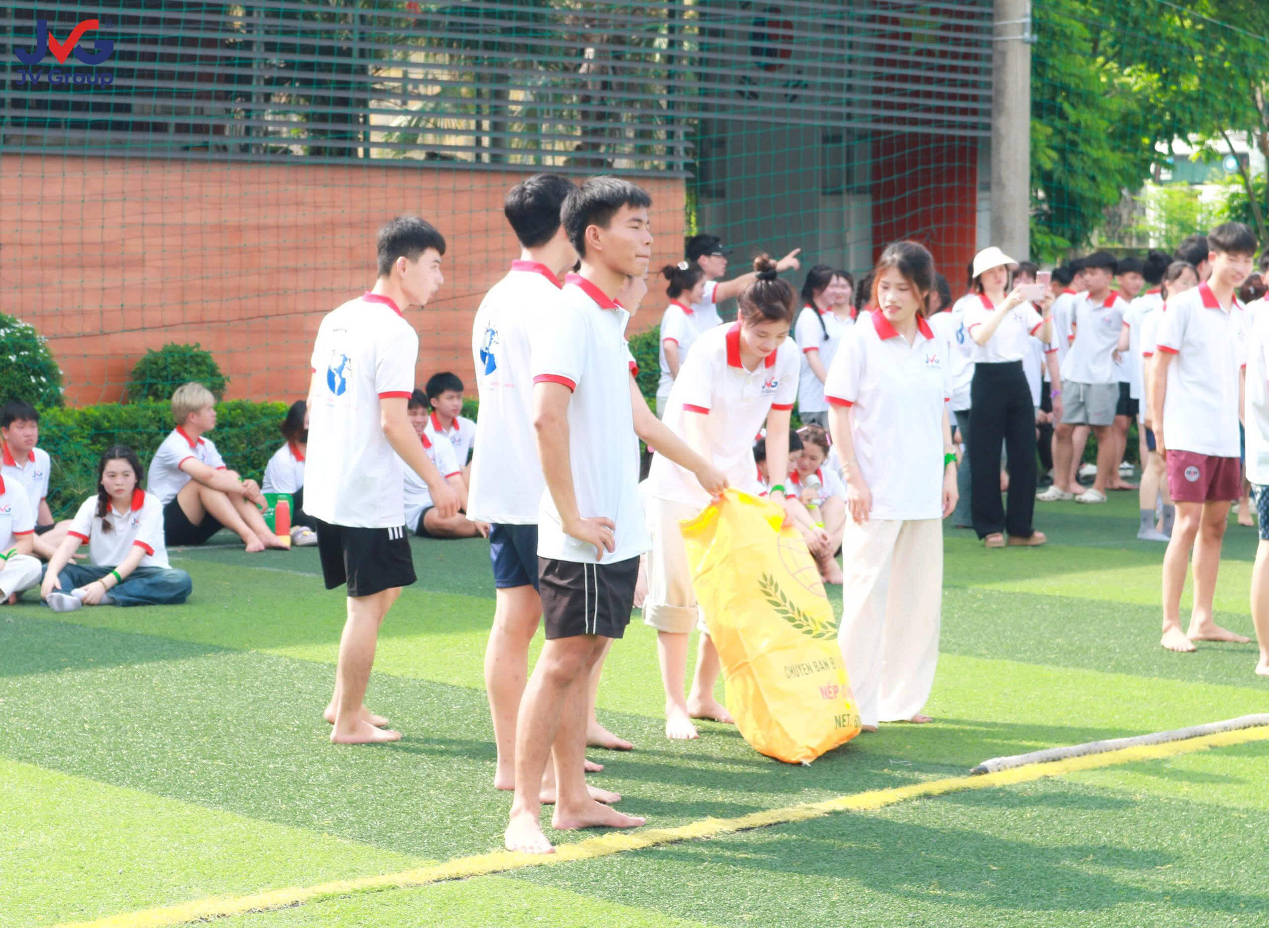 Phần thi nhảy bao bố tiếp sức đồng đội tại hội thao JVGroup Cup 2026