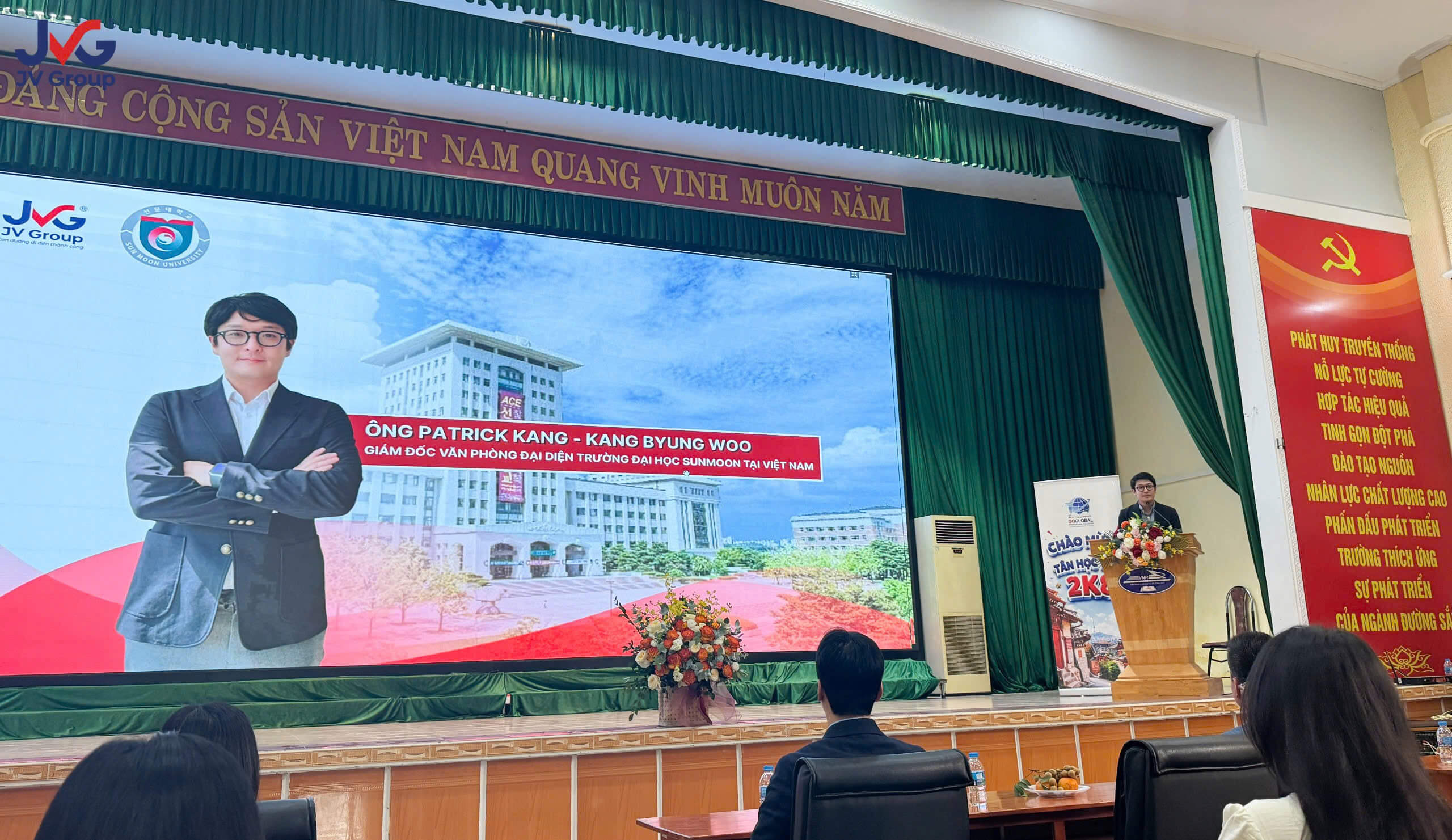 Thầy Kang Byung Woo đại diện Đại học Sunmoon chia sẻ tại lễ khai giảng