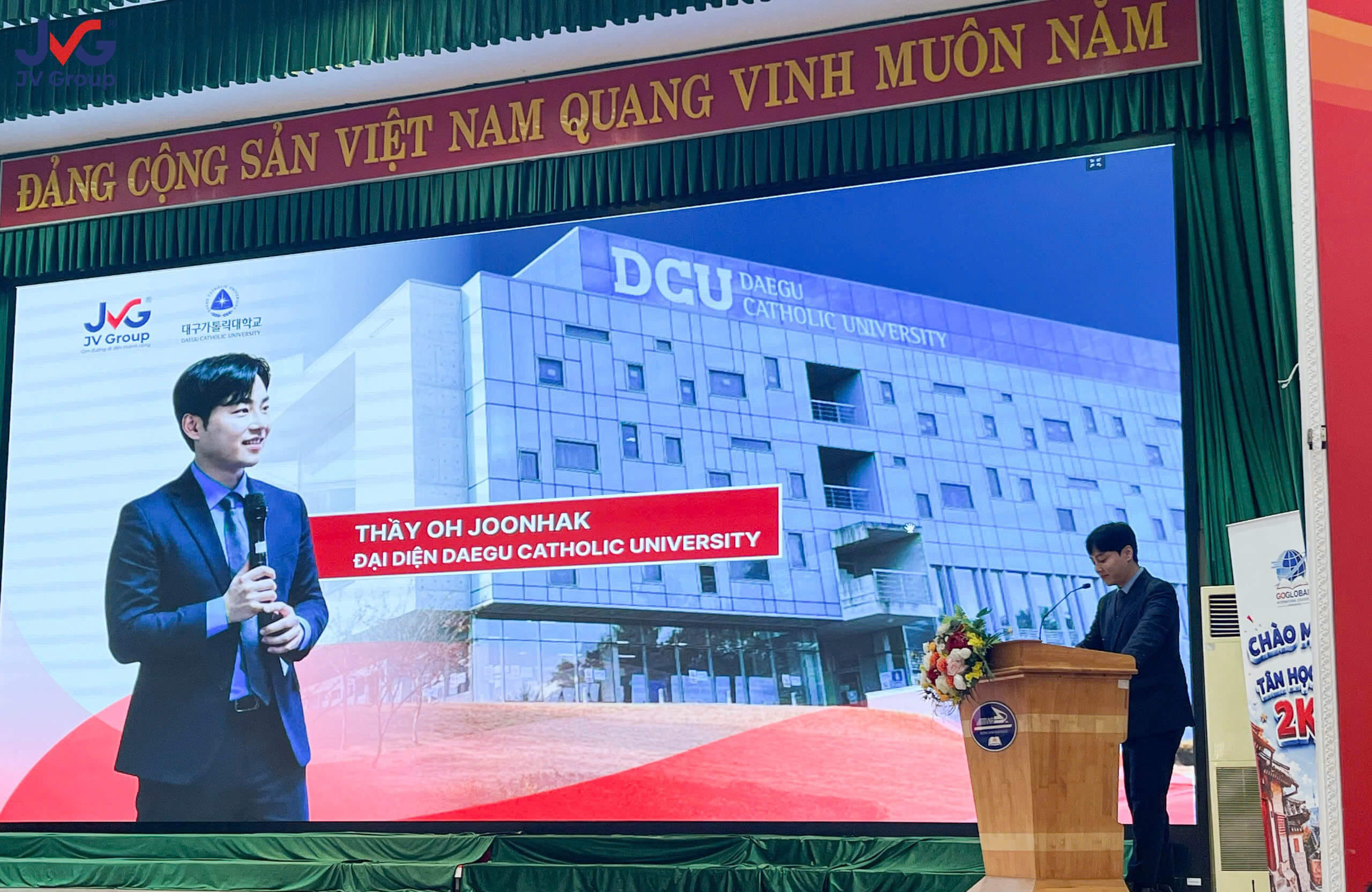 Thầy Oh JoonHak - Đại diện trường Đại học Deagu Catholic chia sẻ tại lễ khai giảng tháng 7 của JVGroup