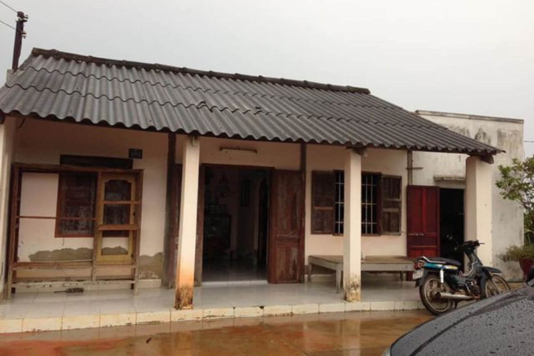 Mái nhà cấp 4 đơn sơ, dột nát